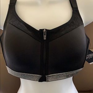 VS | NWT | Incredible Lightweight Max Front-Close